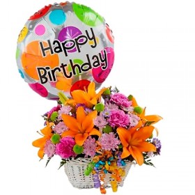 Cesta de Flores Cumpleaños Mediano con Rosas y Liliums Naranjos más Peluche con Globo