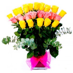 Florero con 24 Rosas Amarillas y Rosadas Abanico