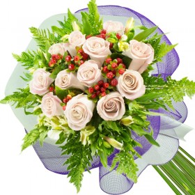 RAMO CON 12 ROSAS BLANCAS