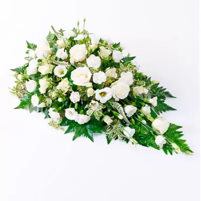 Ovalo tipo Cubre Urna con 6 Rosas Blancas y Flores Mix en tonos Blancos