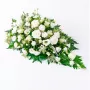 Ovalo tipo Cubre Urna con 6 Rosas Blancas y Flores Mix en tonos Blancos
