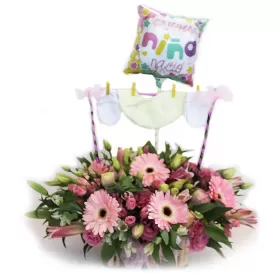 Cesta de Flores Para Nacimiento con Ropita para Niña