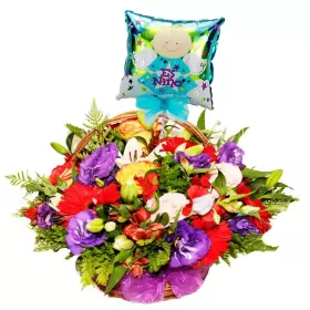 Cesto para Nacimiento con Rosas y Flores Mix más Globo Es un Niño
