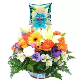 Cesta para Nacimiento con Rosas y Flores Mix Primaverales más Globo es un Niño