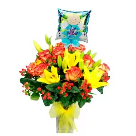 Florero de Nacimiento con 12 Rosas Circus y Liliums Amarillos con Globo para Niño