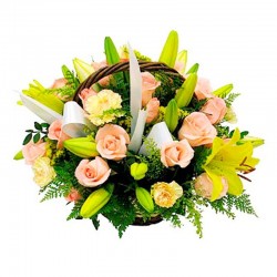 Cesta de Flores Amarillas y Rosas Damasco