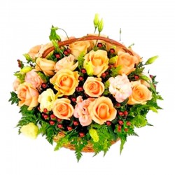 Cesta de Rosas y Lisianthus en tonos Damasco más Hipéricos
