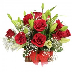 Cesta 12 Rosas Rojas y Liliums Blncos