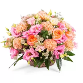 Cesta de Flores Mediana con Lisianthus Rosados y Rosas Damasco más Hipericos