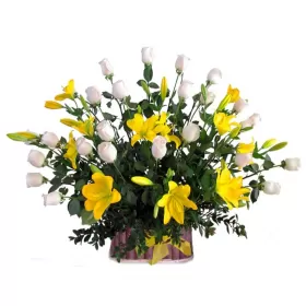 Cesta de 24 Rosas Blancas y 10 Liliums Amarillos para condolencias