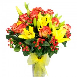 Florero con Rosas Circus y Liliums Amarillos mas Hipéricos.