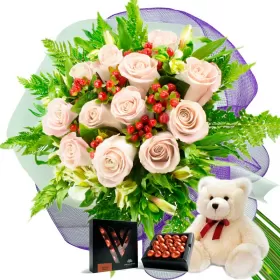RAMO CON 12 ROSAS BLANCAS MAS PELUCHE Y CHOLCOLATE VARSOVIENNE