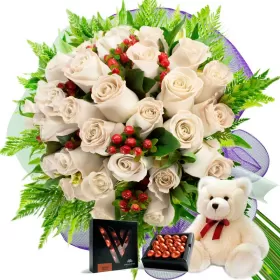 RAMO CON 24 ROSAS BLANCAS MAS PELUCHE Y CHOLCOLATE VARSOVIENNE