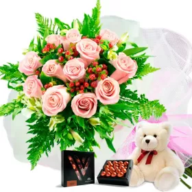 RAMO CON 12 ROSAS ROSADAS MAS PELUCHE Y CHOLCOLATE VARSOVIENNE